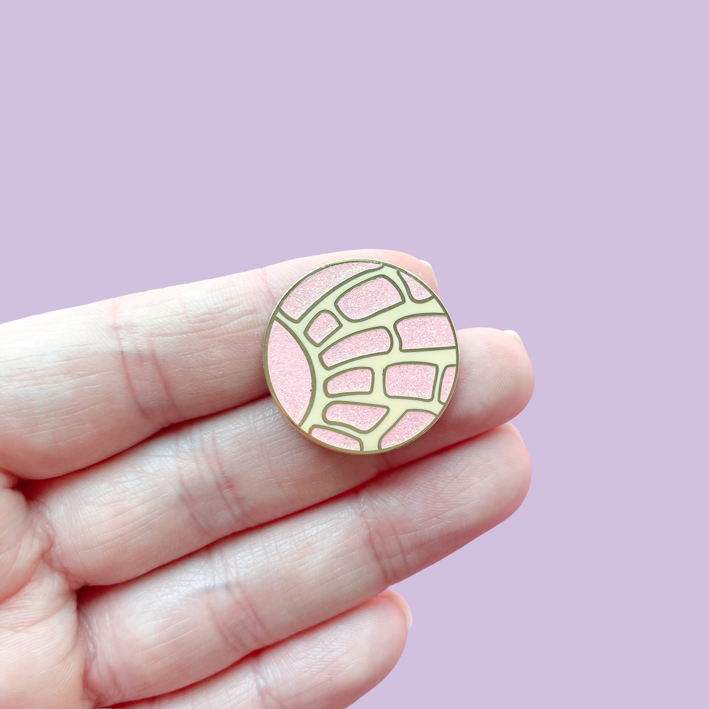 Concha Glitter Pin